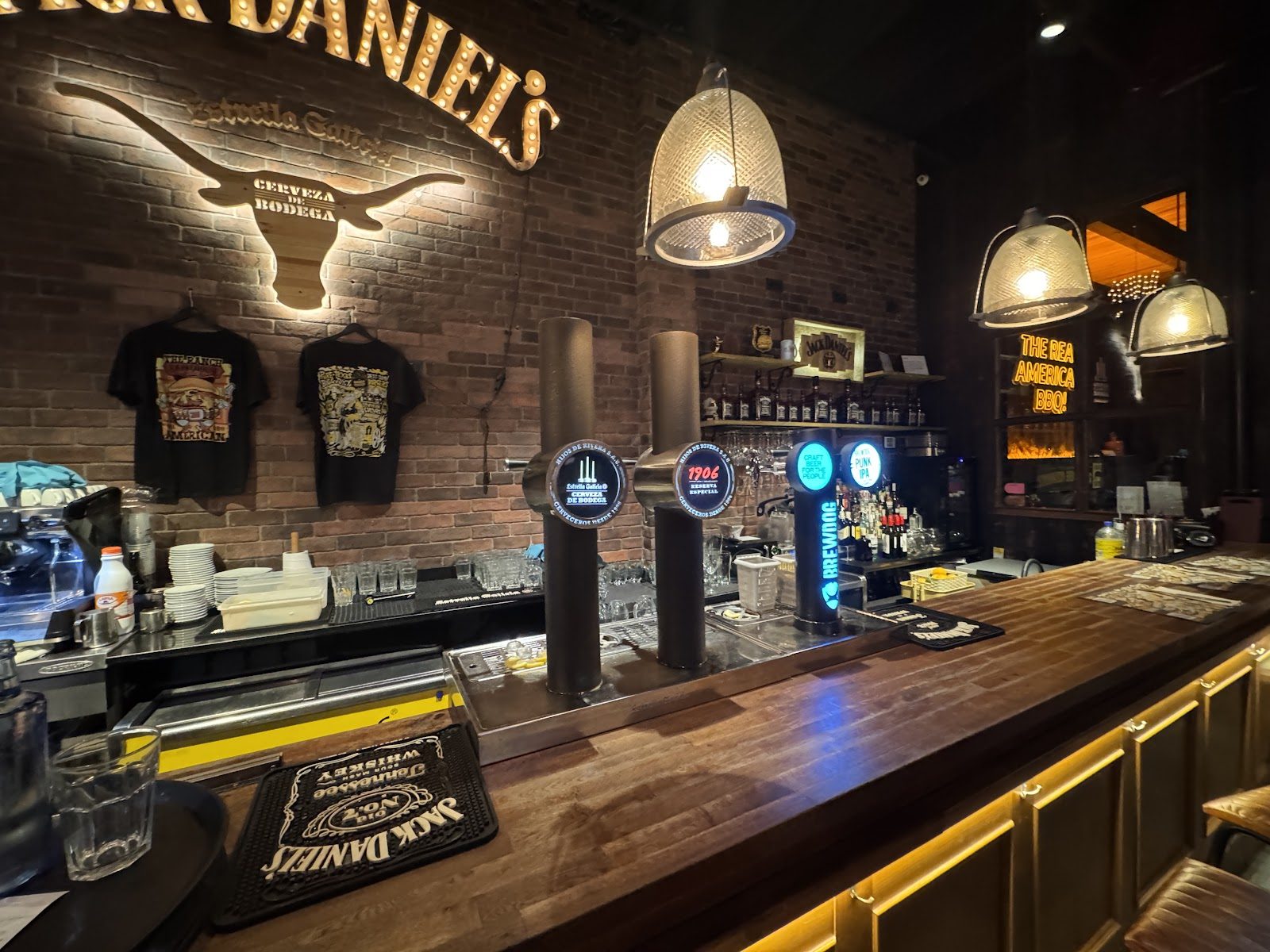 La barra de The Ranch con tiradores de cerveza y pared de ladrillo