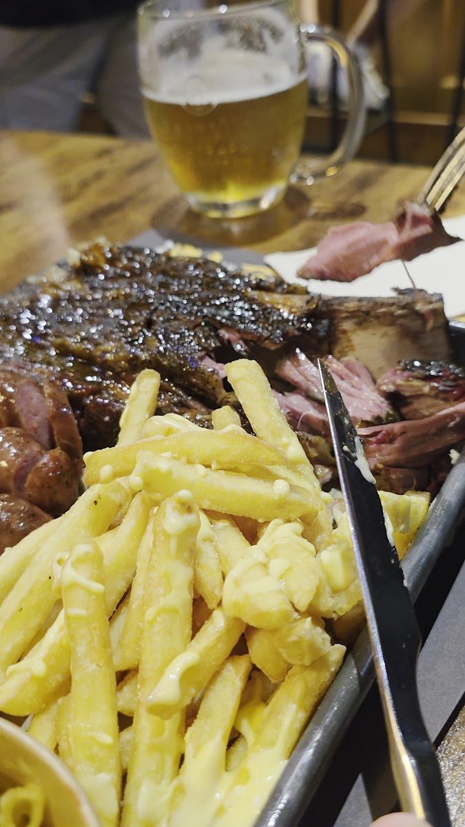 Brisket y costilla de ternera cortados con patatas