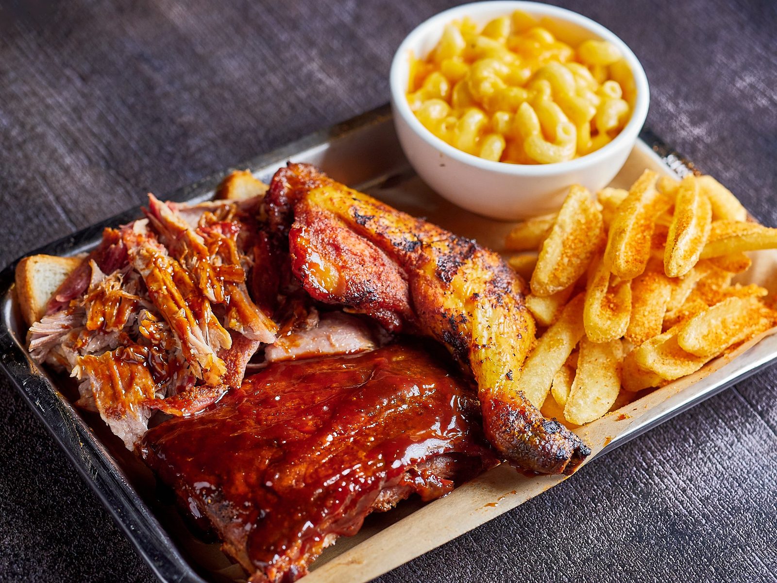 Bandeja de meat combo con ribs, pollo, pulled pork, patatas y mac 'n' cheese