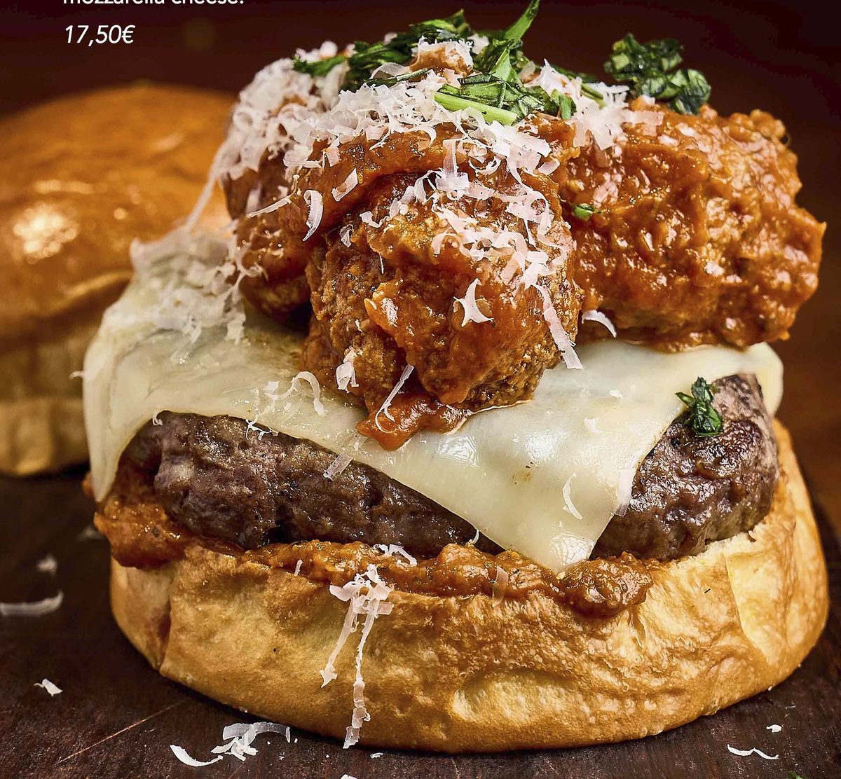 La burger Don Corleone con albóndigas en salsa pomodoro, parmesano y albahaca