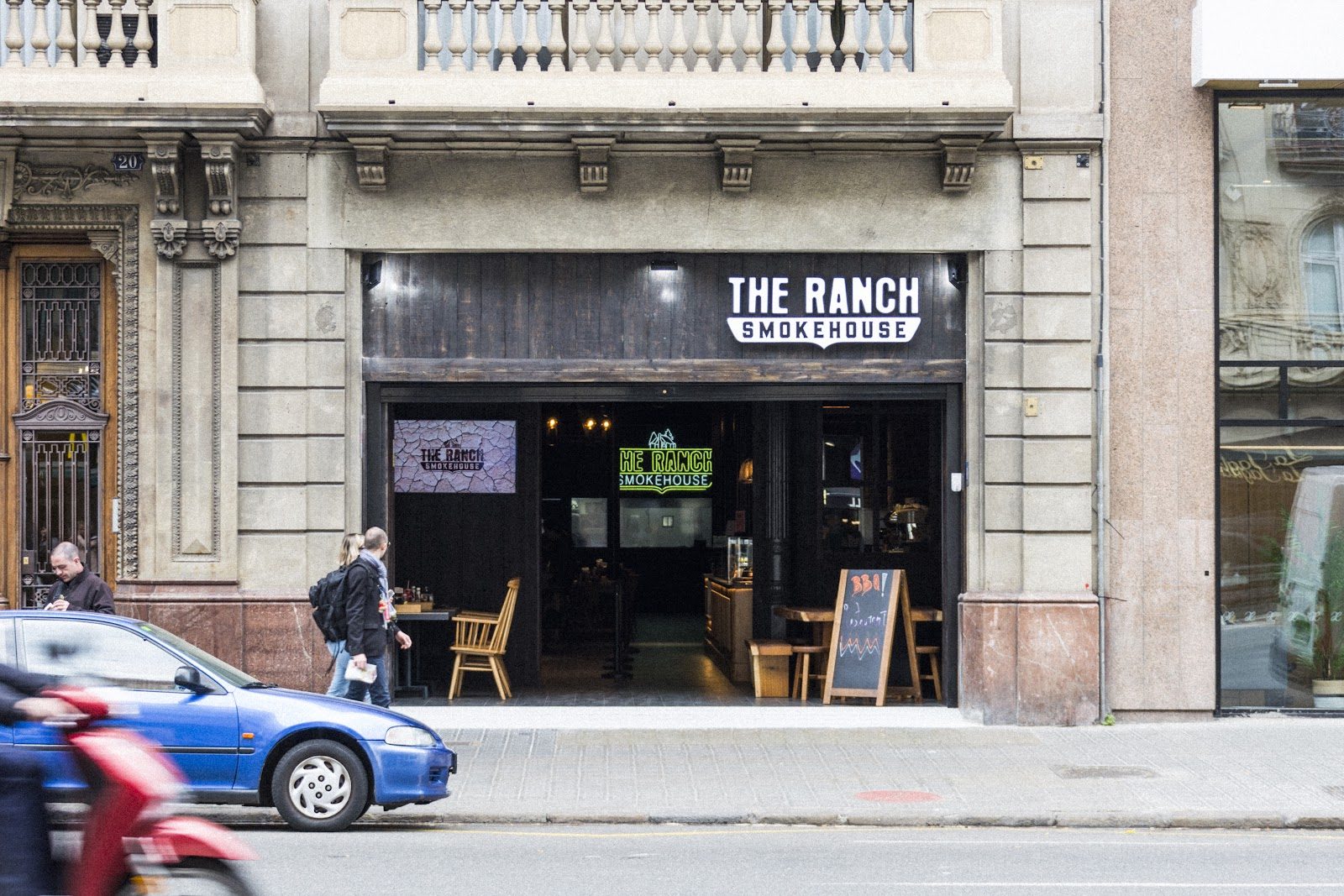 La fachada de The Ranch Smokehouse en Ronda de la Universitat