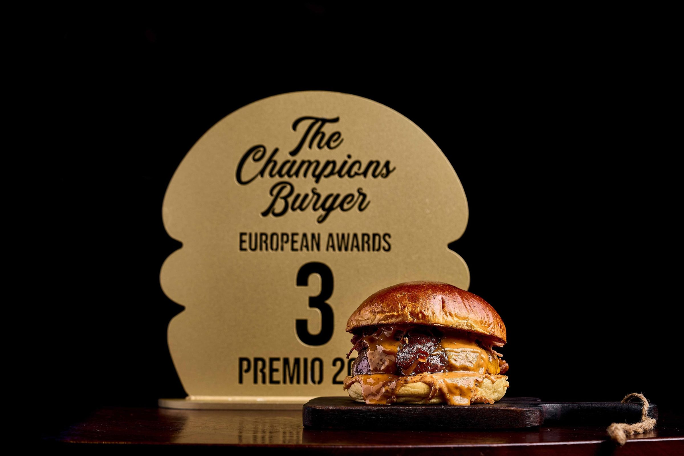 Burger de The Ranch delante del trofeo de The Champions Burger European Awards