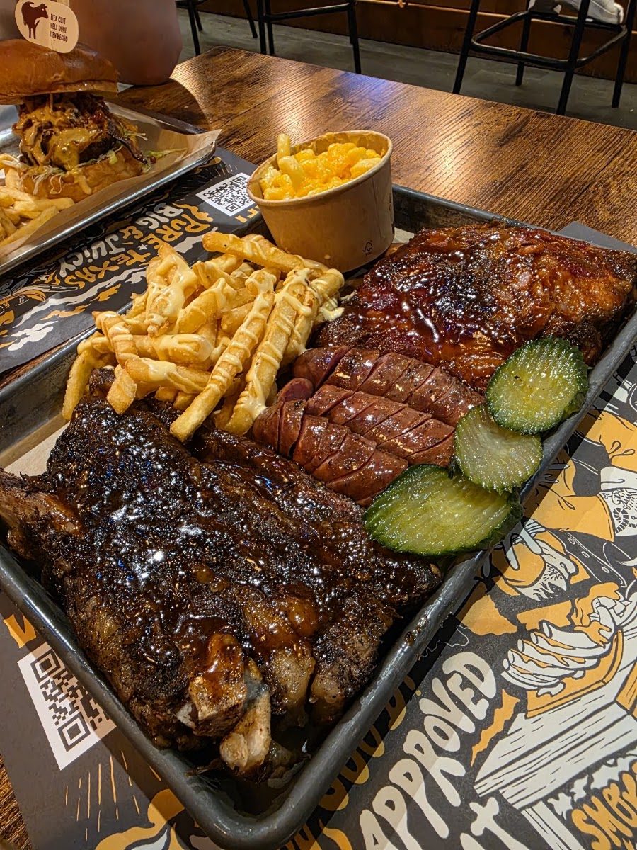 Costillas glaseadas, chorizo, pepinillos y patatas en bandeja